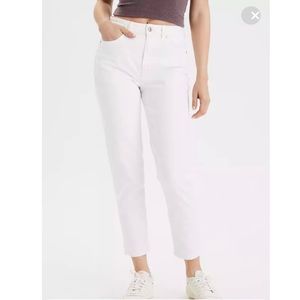American Eagle High Waisted White Mom Jeans (Short/ Size 6)